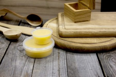 Купить восковую смесь из натурального пчелиного воска для покрытия древесины и деревянных изделий в Киеве (Украина)