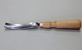 Клюкарза полукруглая для резьбы по дереву G7L/20 шириной 20 мм. для мягких и твердых пород дерева от производителя BeaverCraft в Киеве (Украина), а также другие товары для резьбы и резчиков по дереву - ложкорезы, наборы инструментов, чехлы, воск и прочие аксессуары для ухода за инструментом.